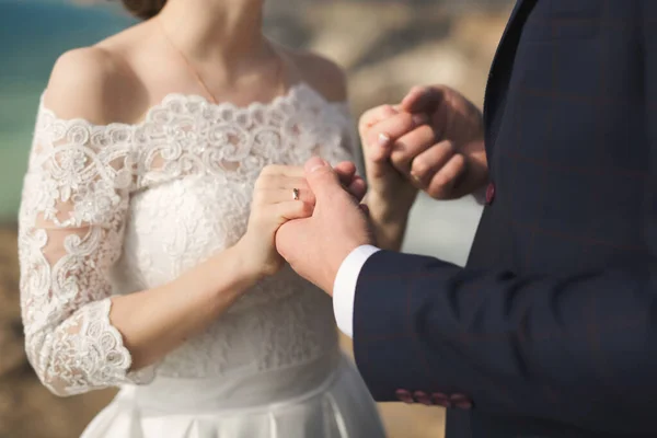 Menyasszony és vőlegény az esküvőn tartja a kezét. — Stock Fotó