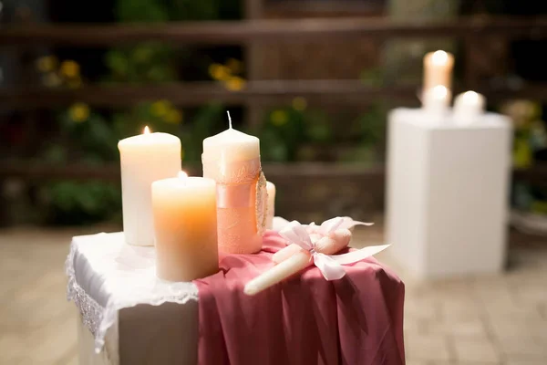 用水晶、花边、花和草签装饰的粉色婚纱。为家庭炉灶结婚用的蜡烛. — 图库照片