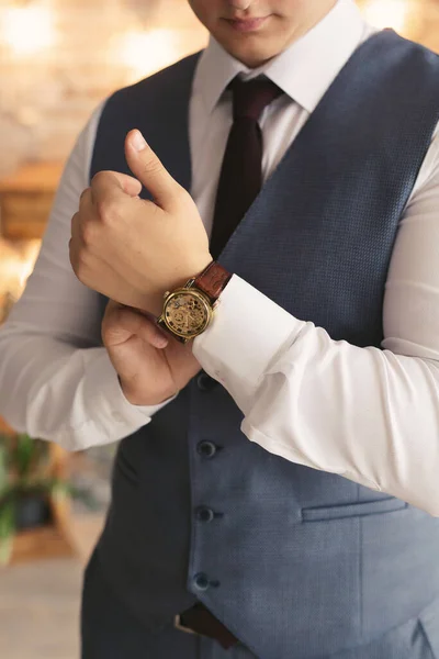 Primer plano de las manos del novio con un reloj. — Foto de Stock