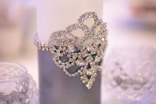 Свадебный декор в серебряном стиле с кристаллами, кружевами и цветами. Свадебные свечи для семейного очага. — стоковое фото