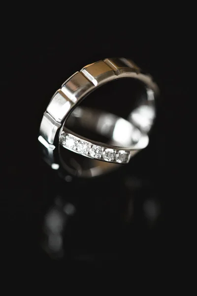2つの金の結婚指輪を閉じます。マクロ撮影 — ストック写真