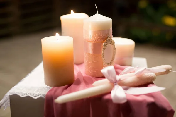 Bruidsdecor in roze stijl met kristallen, kant, bloemen en initialen. Bruiloft kaarsen voor de familie haard. — Stockfoto