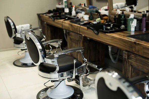黒とグレーの理髪店のインテリアでスタイリッシュなモダンな理髪店の椅子. — ストック写真