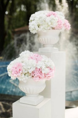 Düğün töreninde vazolarda beyaz ve pembe çiçekler.