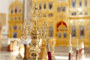Düğün töreninden önce Katedral 'deki sunak ve minber.