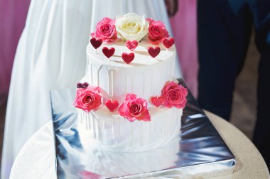 Düğündeki yeni evliler için güzel bir düğün pastası. Şölende bir doğum günü pastası.