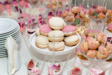 Lokantadaki bir düğünde açık büfe ve çikolata.