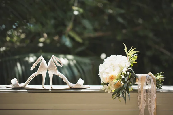 Svatební obuv s kyticí květin a parfémů. — Stock fotografie