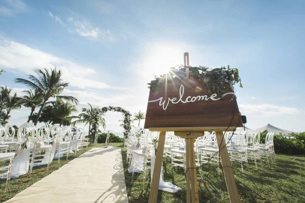 Romantisk bröllopsceremoni på stranden. Skriv välkommen. — Stockfoto