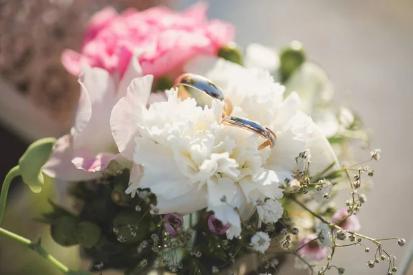 Anillos de boda en una caja con flores . — Foto de Stock