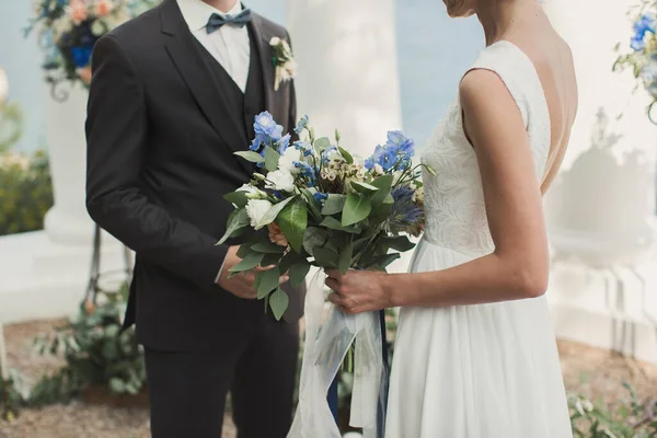 Bruden och brudgummen vid ceremonin. — Stockfoto