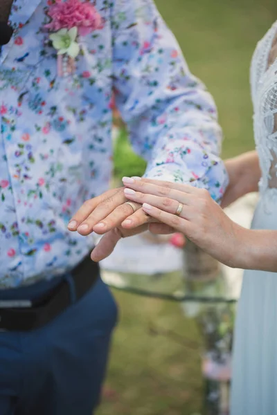 Anéis de casamento nas mãos de recém-casados . — Fotografia de Stock