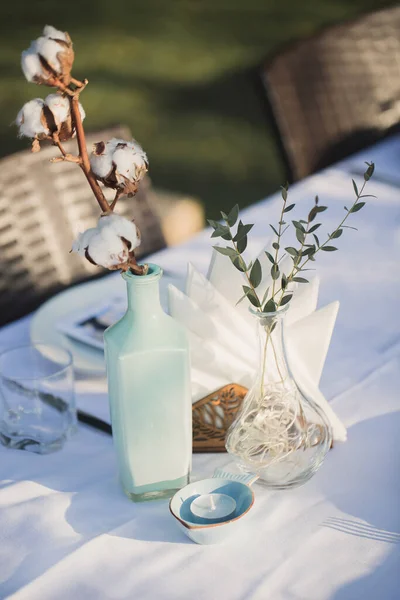 結婚式のテーブルの花瓶の綿の花. — ストック写真