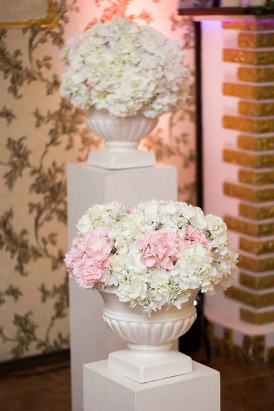 Decoración de la boda de flores blancas y rosas en enormes jarrones blancos. — Foto de Stock