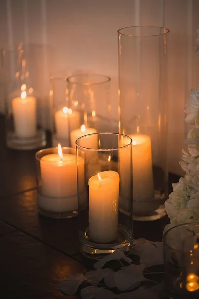 Vazen met kaarsen staan voor huwelijksceremonie. — Stockfoto