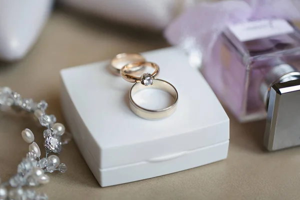 式の前に美しい箱に結婚指輪。結婚式の日の詳細 — ストック写真