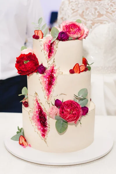 Düğündeki yeni evliler için güzel bir düğün pastası. Şölende bir doğum günü pastası. — Stok fotoğraf