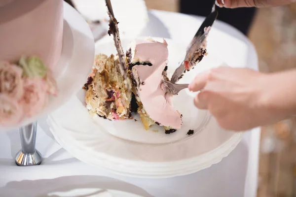 Nevěsta a ženich krájeli nádherný svatební dort na banketu — Stock fotografie