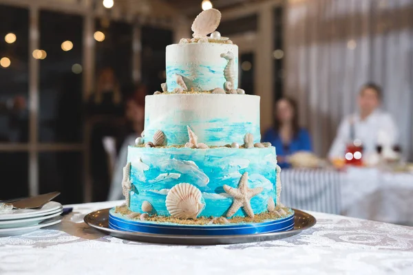 Una bella torta nuziale per gli sposi a un matrimonio in stile nautico. Una torta di compleanno a un banchetto — Foto Stock