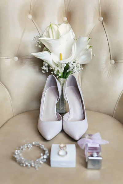 Acessórios de casamento elegantes da noiva de manhã no dia da celebração — Fotografia de Stock