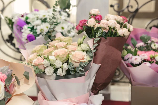 Floreros con ramos de flores. almacenamiento de flores donadas en un banquete en un restaurante — Foto de Stock