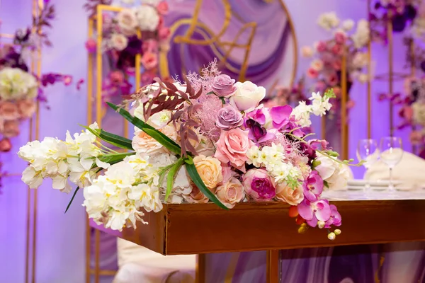 Decoraciones florales para vacaciones y cena de bodas. — Foto de Stock