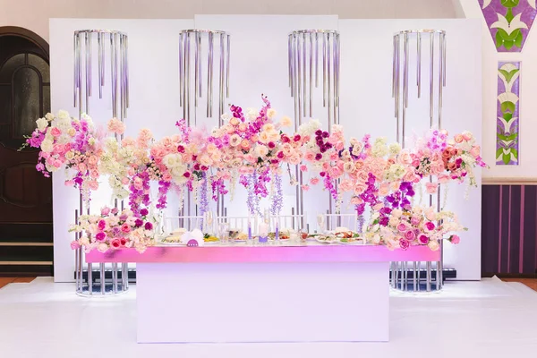 La mesa de la novia y el novio en colores brillantes. decoración de la boda en el banquete — Foto de Stock