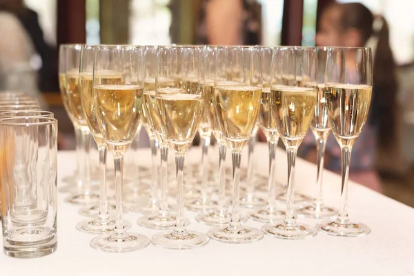 Copas de champán de novia y novio en una recepción de boda —  Fotos de Stock