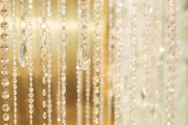 Opknoping glas en glanzende kralen zijn een element van de bruiloft decor — Stockfoto