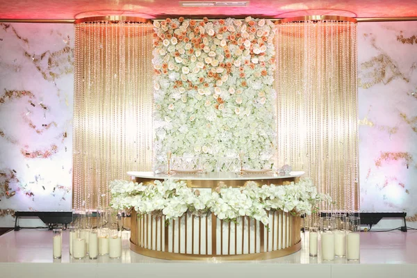 Ein luxuriöser Tisch für Braut und Bräutigam bei der Hochzeit mit Blumen und Kerzen — Stockfoto