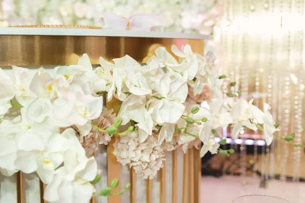 Blumenschmuck für Feiertage und Hochzeitsessen. — Stockfoto