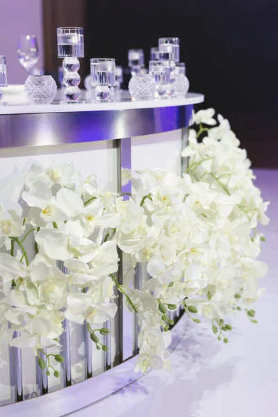 La mesa de los novios en la boda, decorada con orquídeas — Foto de Stock