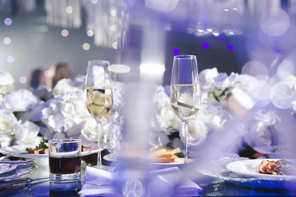 レストランで料理と結婚式の宴会テーブルを提供しています. — ストック写真