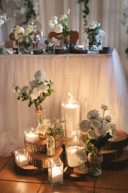 Ahşap odunlara konmuş mumlar - Doğal ve romantik düğün töreni dekorasyonu.