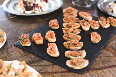 Gail, büfe masasındaki tepside atıştırmalıklar.