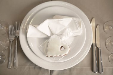 Baş harfleri, adı ve tarihi olan bir restoranda düğün ziyafeti masası servis etmek.