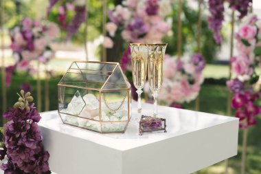 Düğün töreninde kayıt için şampanya bardakları masanın üstünde.