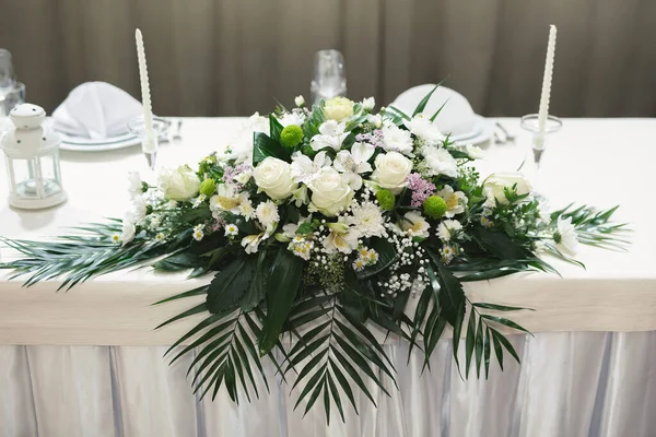 Decorazione floreale di nozze in bianco in un banchetto in un ristorante — Foto Stock