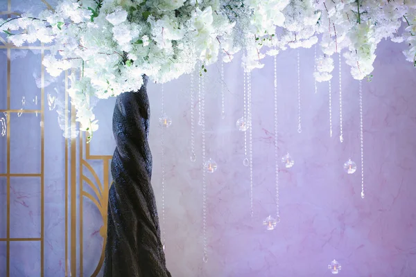 Vidrio colgante y cuentas brillantes son un elemento de la decoración de la boda — Foto de Stock