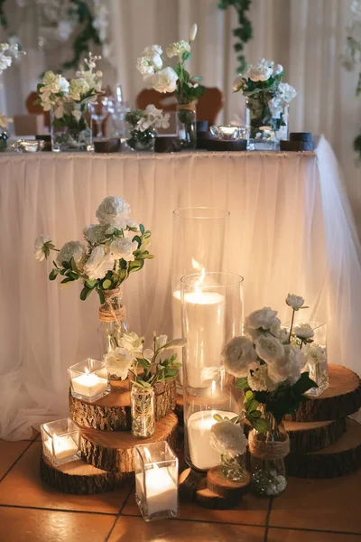 Entzündete Kerzen auf Holzstämmen - Dekoration einer natürlichen und romantischen Hochzeitszeremonie. — Stockfoto
