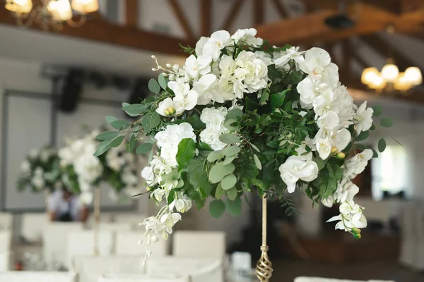 Hochzeitsdekor in Weiß bei einem Bankett in einem Restaurant — Stockfoto