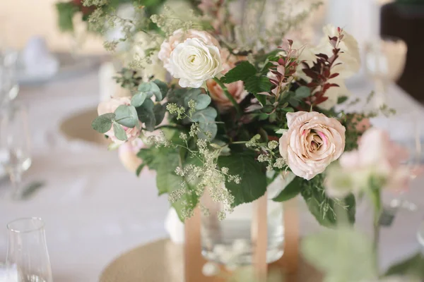 Tischdecken bei einer luxuriösen Hochzeitsfeier. Schöne Blumen auf dem Tisch — Stockfoto