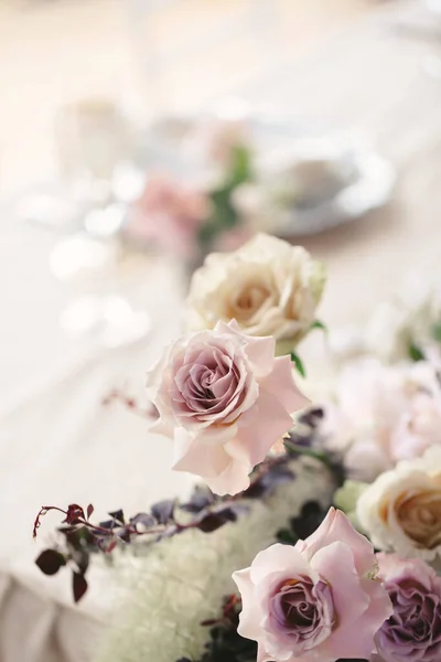 Colorido ramo de bodas en una mesa servida restaurante — Foto de Stock