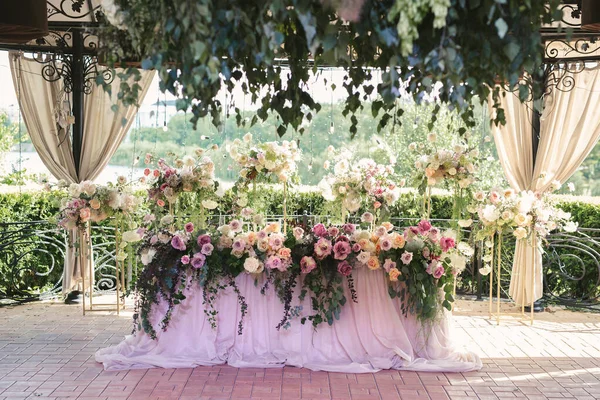Ajuste de mesa de novia y novio y decoración de flores. Presidium de los recién casados al aire libre — Foto de Stock