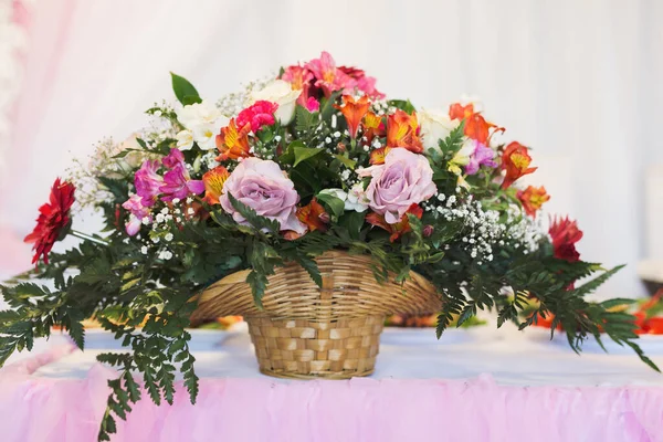 Colorido ramo de bodas en una mesa servida restaurante — Foto de Stock