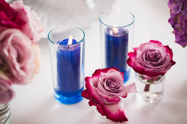 Decoração de casamento brilhantemente decorada. Lindas flores e velas acesas — Fotografia de Stock