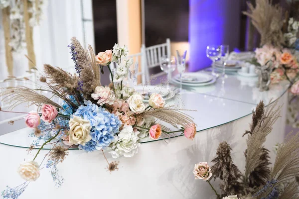 Decor at a wedding in a restaurant made of flowers and dried flowers — Stock Photo, Image