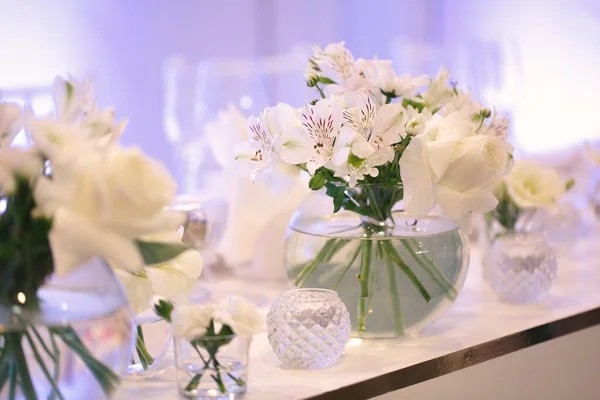 Tischdecken bei einer luxuriösen Hochzeitsfeier. Schöne Blumen auf dem Tisch — Stockfoto