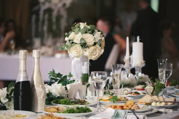 Mesa de banquete de boda servida con platos en el restaurante. — Foto de Stock