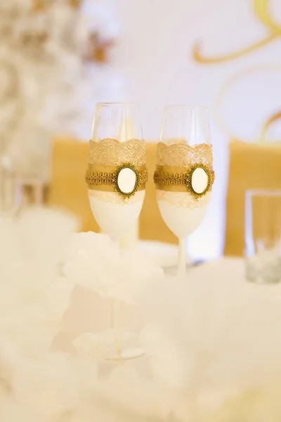 新婚旅行のテーブルの上にシャンパンの装飾ボトル. — ストック写真